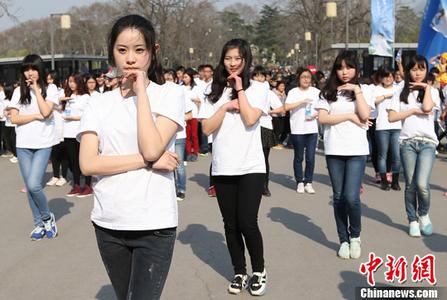 女子替丈夫讨薪 匍匐在地痛哭